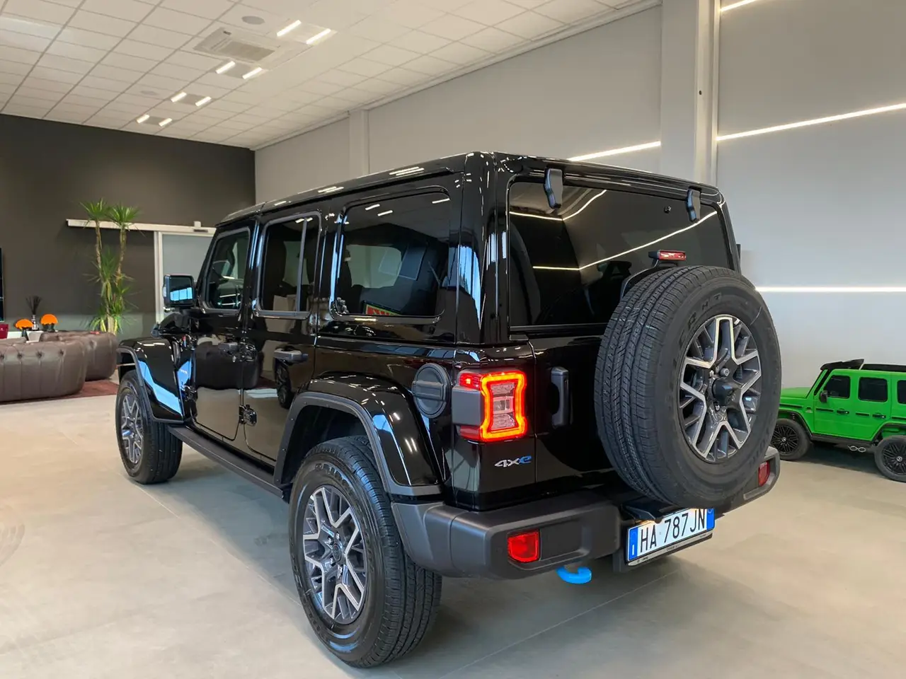 Jeep Wrangler 2025, extérieur — Nice Super Car Rental, Nice. Le Jeep Wrangler 2025 apporte à la sélection un profil différent : un SUV cinq places de…