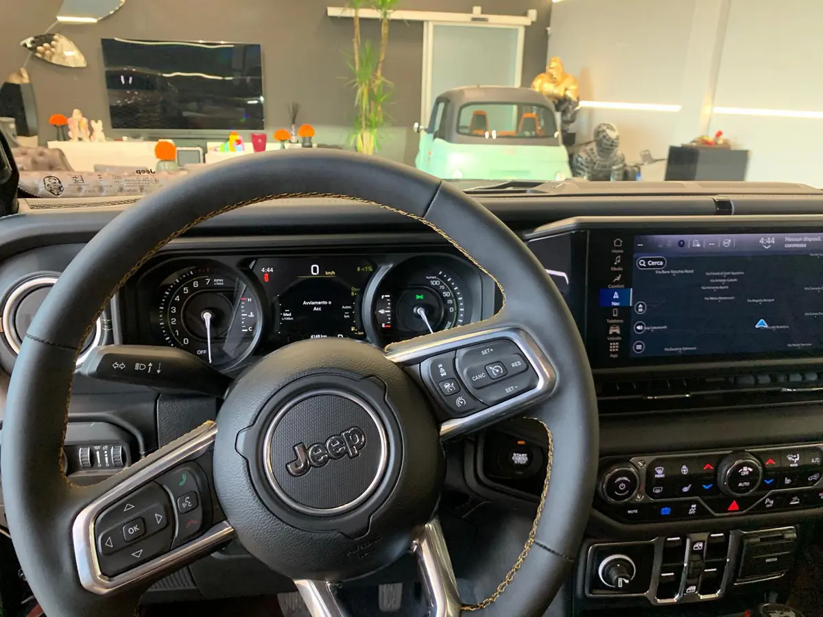 Jeep Wrangler 2025, vue avant — Nice Super Car Rental, Nice. Le Jeep Wrangler 2025 apporte à la sélection un profil différent : un SUV cinq places de…