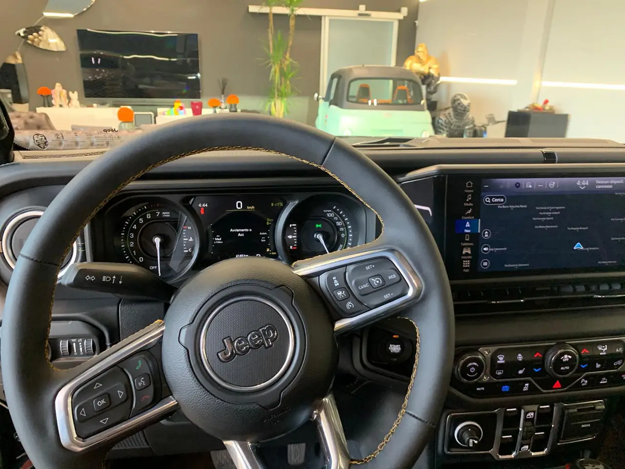 Jeep Wrangler 2025, vue avant — Nice Super Car Rental, Nice. Le Jeep Wrangler 2025 apporte à la sélection un profil différent : un SUV cinq places de…