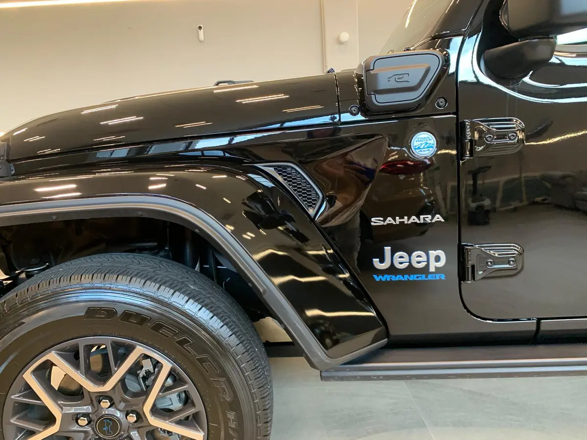 Jeep Wrangler 2025, vue arrière — Nice Super Car Rental, Nice. Le Jeep Wrangler 2025 apporte à la sélection un profil différent : un SUV cinq places de…