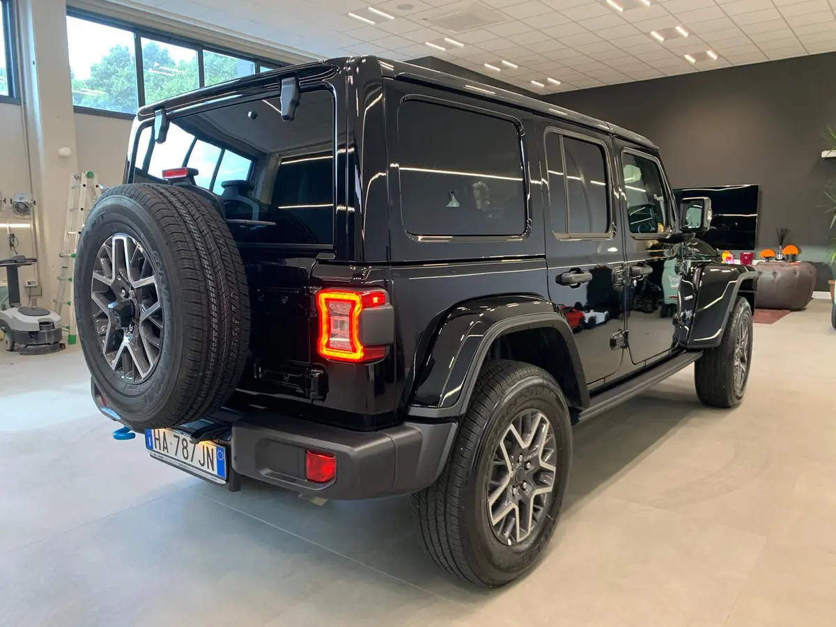 Jeep Wrangler 2025, intérieur — Nice Super Car Rental, Nice. Le Jeep Wrangler 2025 apporte à la sélection un profil différent : un SUV cinq places de…