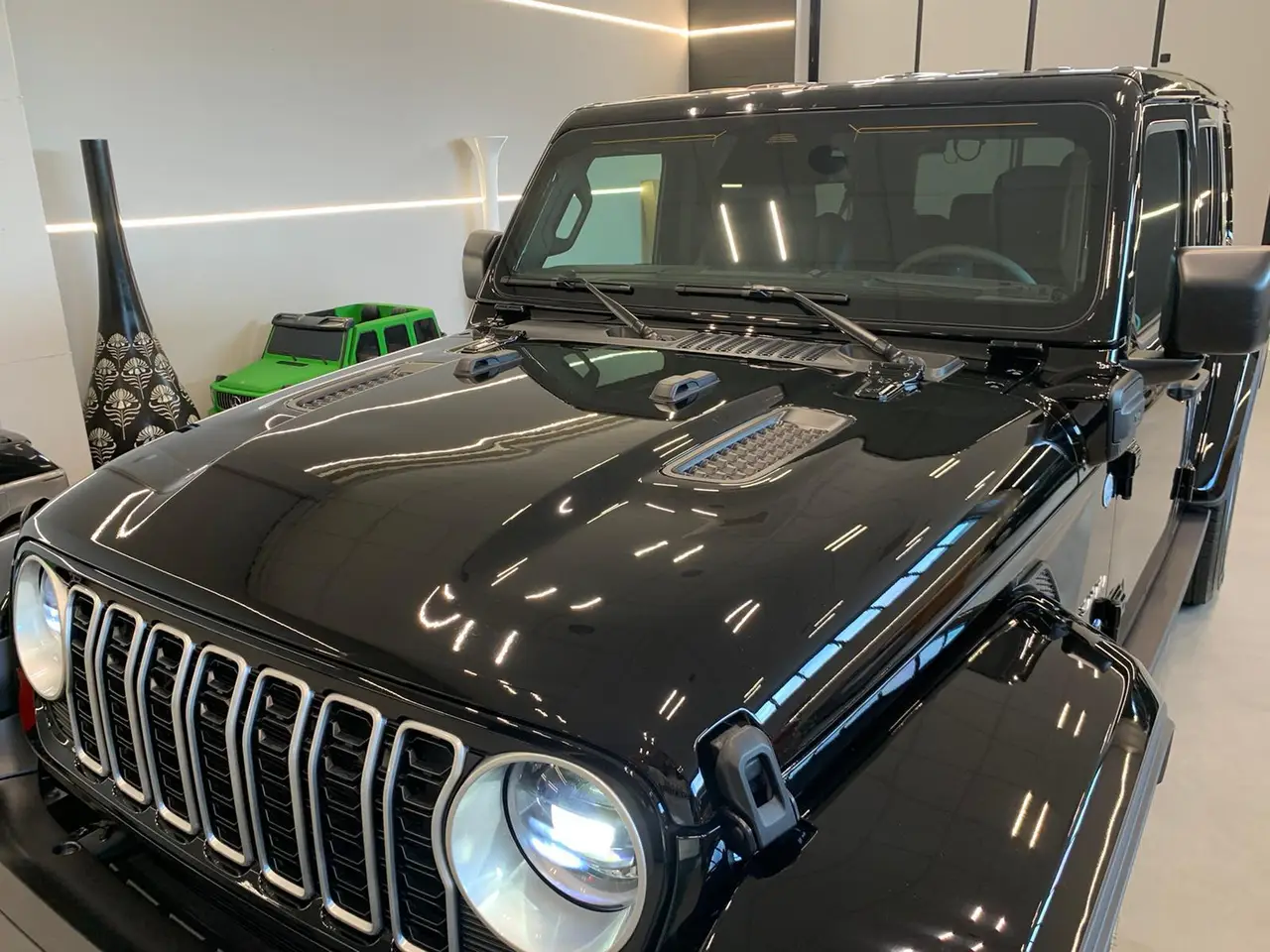 Jeep Wrangler 2025, tableau de bord — Nice Super Car Rental, Nice. Le Jeep Wrangler 2025 apporte à la sélection un profil différent : un SUV cinq places de…