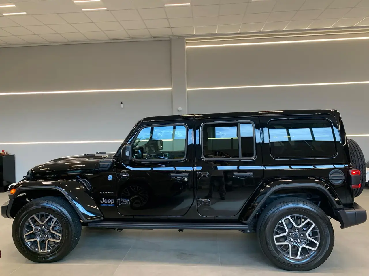 Jeep Wrangler 2025, profil latéral — Nice Super Car Rental, Nice. Le Jeep Wrangler 2025 apporte à la sélection un profil différent : un SUV cinq places de…