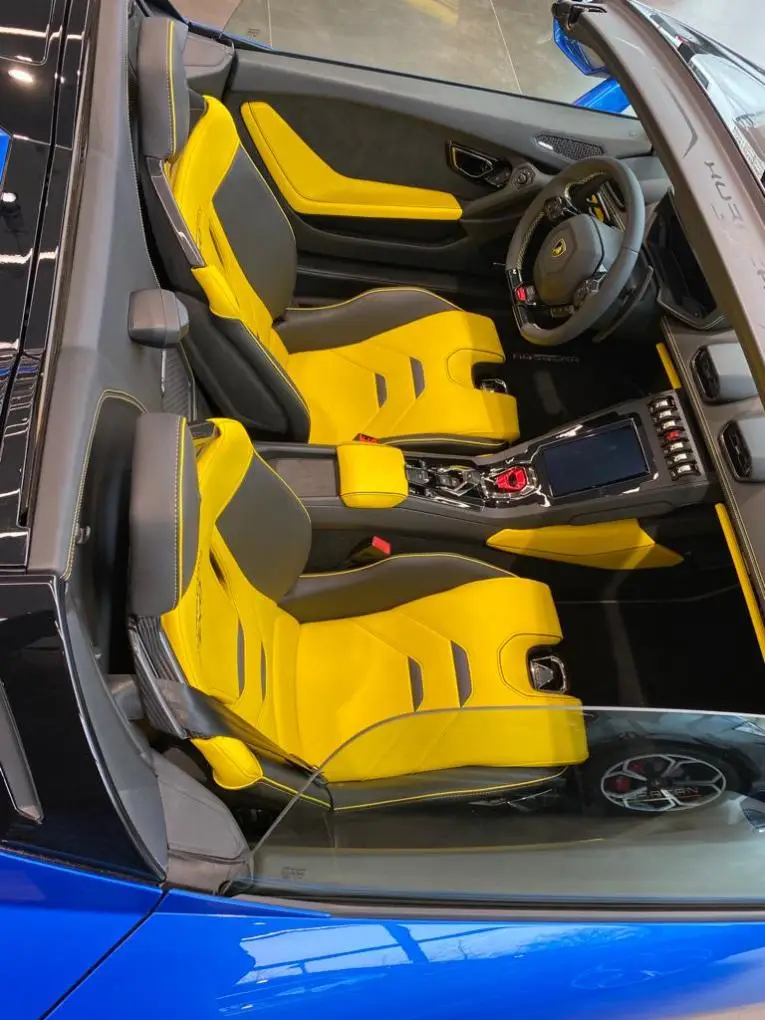 Lamborghini Huracan Evo Spyder 2022, внешний вид — Nice Super Car Rental, Ницца. Lamborghini Huracan Evo Spyder 2022 года — открытый спорткар с 640-лошадиным двигателем и…