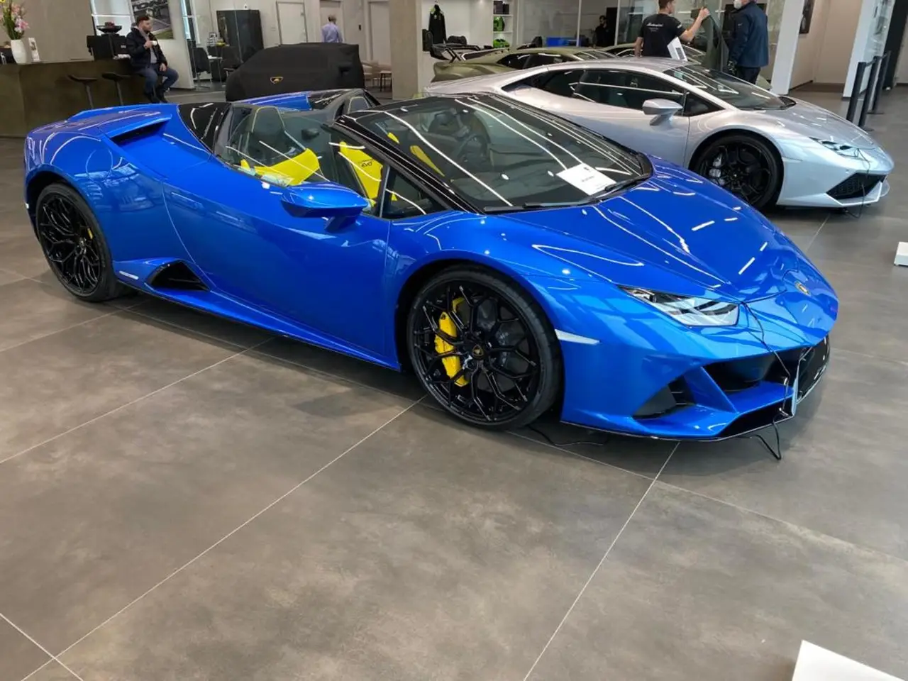 Lamborghini Huracan Evo Spyder 2022, вид спереди — Nice Super Car Rental, Ницца. Lamborghini Huracan Evo Spyder 2022 года — открытый спорткар с 640-лошадиным двигателем и…