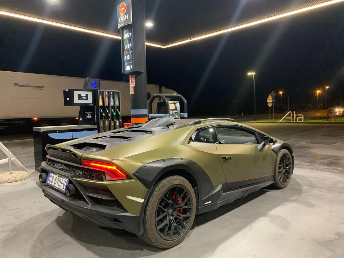 Lamborghini Huracan Sterrato 2024, vue avant — Nice Super Car Rental, Nice. La Lamborghini Huracan Sterrato de 2024 se distingue du reste de la gamme Huracan par une…