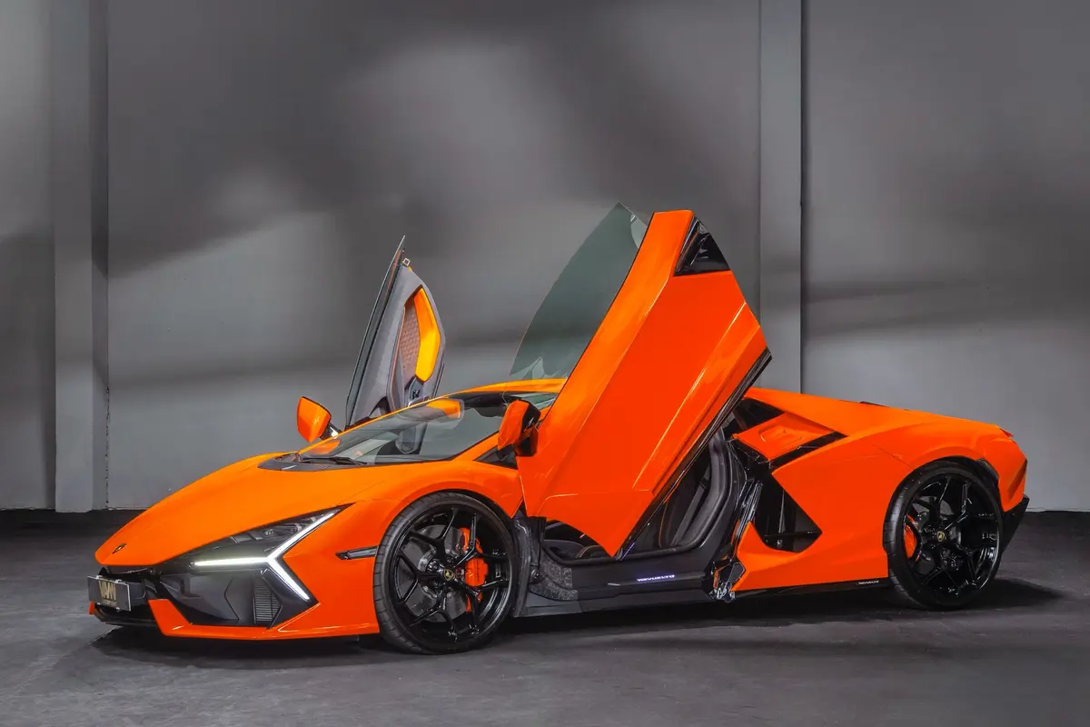 Lamborghini Revuelto 2026, extérieur — Nice Super Car Rental, Nice. La Lamborghini Revuelto marque une nouvelle étape dans la gamme du constructeur de…