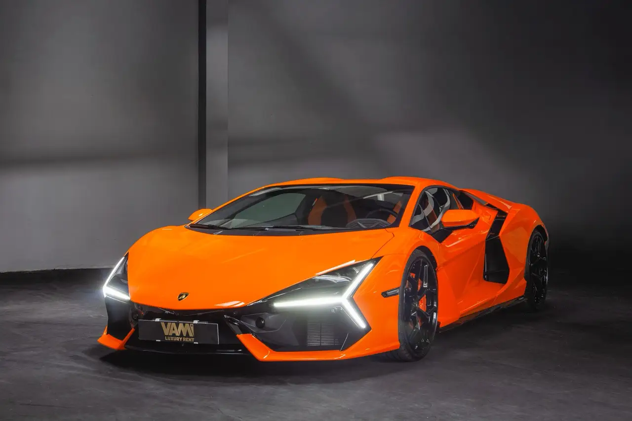 Lamborghini Revuelto 2026, vue avant — Nice Super Car Rental, Nice. La Lamborghini Revuelto marque une nouvelle étape dans la gamme du constructeur de…
