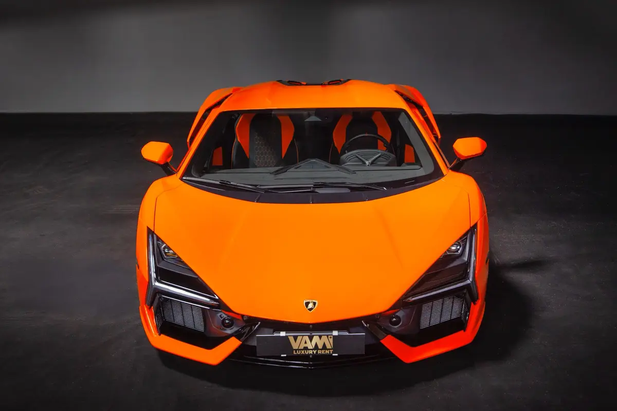 Lamborghini Revuelto 2026, vue arrière — Nice Super Car Rental, Nice. La Lamborghini Revuelto marque une nouvelle étape dans la gamme du constructeur de…