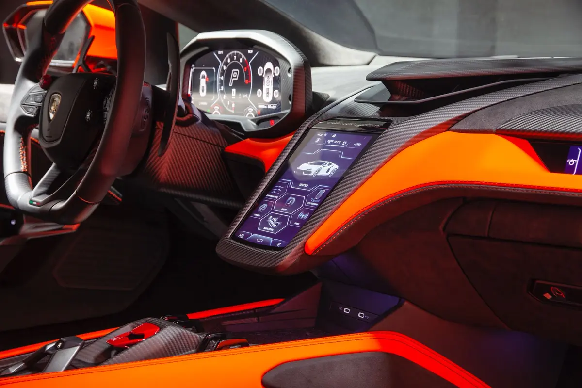 Lamborghini Revuelto 2026, tableau de bord — Nice Super Car Rental, Nice. La Lamborghini Revuelto marque une nouvelle étape dans la gamme du constructeur de…