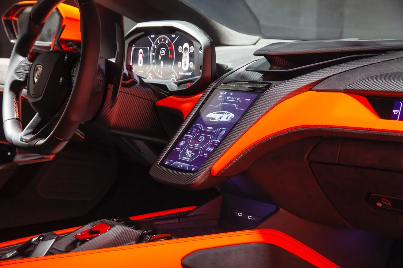 Lamborghini Revuelto 2026, tableau de bord — Nice Super Car Rental, Nice. La Lamborghini Revuelto marque une nouvelle étape dans la gamme du constructeur de…