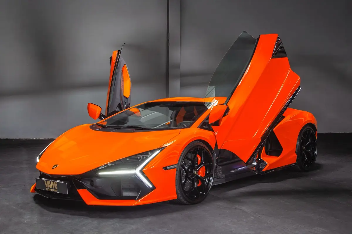 Lamborghini Revuelto 2026, profil latéral — Nice Super Car Rental, Nice. La Lamborghini Revuelto marque une nouvelle étape dans la gamme du constructeur de…
