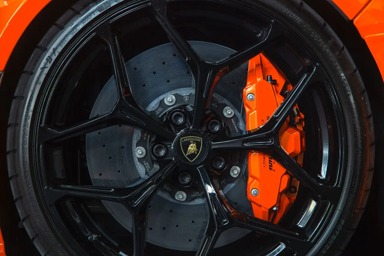 Lamborghini Revuelto 2026, extérieur — Nice Super Car Rental, Nice. La Lamborghini Revuelto marque une nouvelle étape dans la gamme du constructeur de…