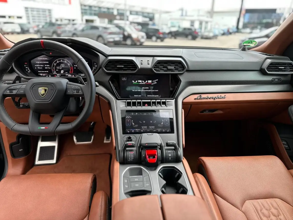 Lamborghini Urus S 2023, vue arrière — Nice Super Car Rental, Nice. L'Urus S développe 657 chevaux dans une carrosserie de SUV à cinq places, une combinaison…