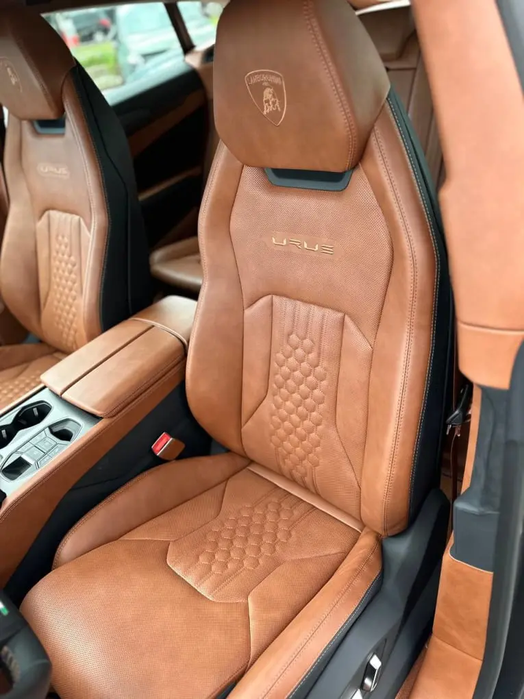 Lamborghini Urus S 2023, tableau de bord — Nice Super Car Rental, Nice. L'Urus S développe 657 chevaux dans une carrosserie de SUV à cinq places, une combinaison…
