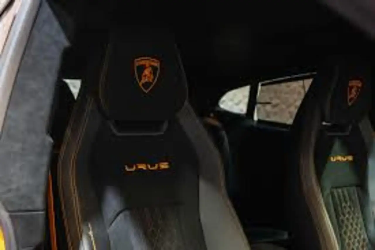 Lamborghini Urus S 2024, vue arrière — Nice Super Car Rental, Nice. Le Lamborghini Urus S impose sa présence dès les premiers mètres : 666 chevaux…