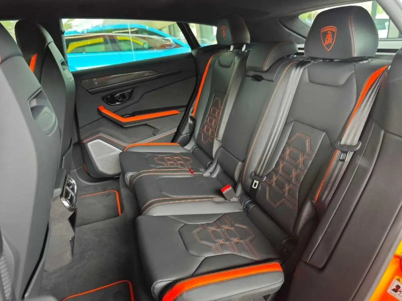 Lamborghini Urus S 2024, intérieur — Nice Super Car Rental, Nice. Le Lamborghini Urus S ne ressemble à aucun autre SUV du marché : sous une carrosserie…