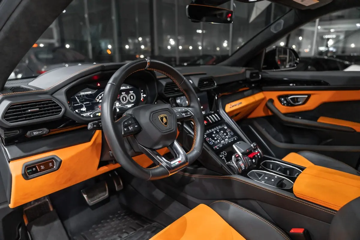 Lamborghini Urus S 2024, tableau de bord — Nice Super Car Rental, Nice. Le Lamborghini Urus S ne ressemble à aucun autre SUV du marché : sous une carrosserie…