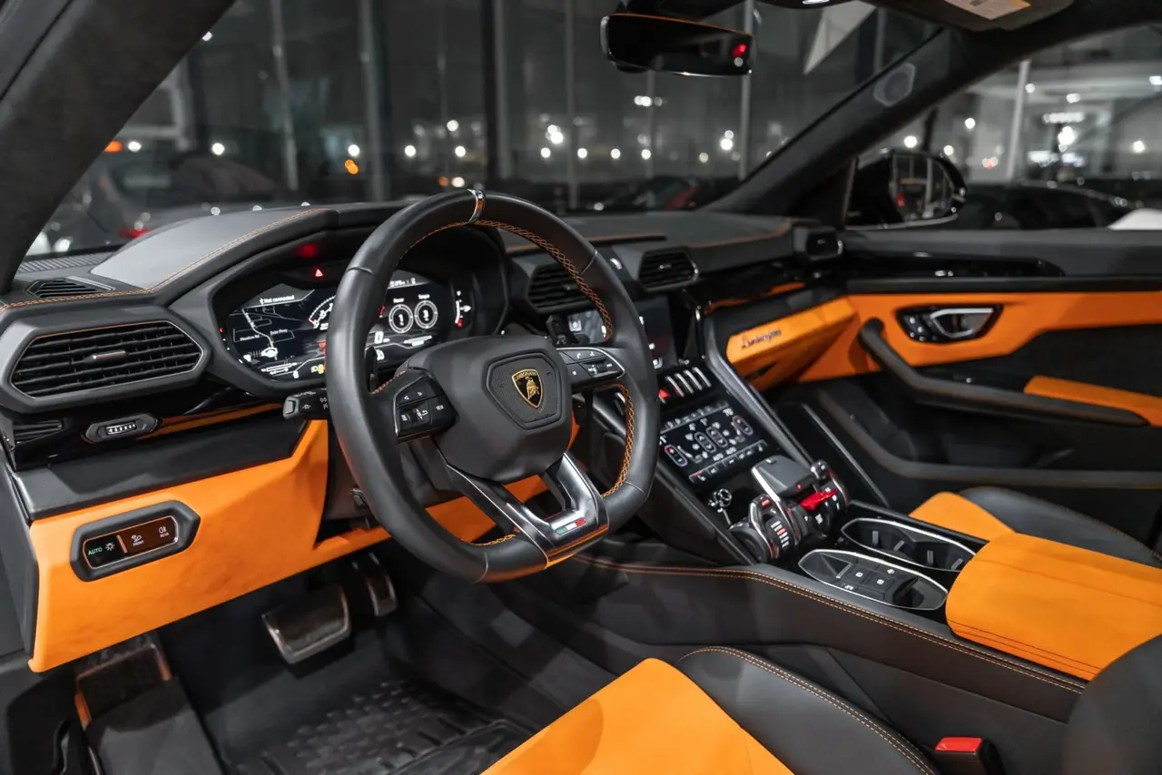 Lamborghini Urus S 2024, tableau de bord — Nice Super Car Rental, Nice. Le Lamborghini Urus S ne ressemble à aucun autre SUV du marché : sous une carrosserie…