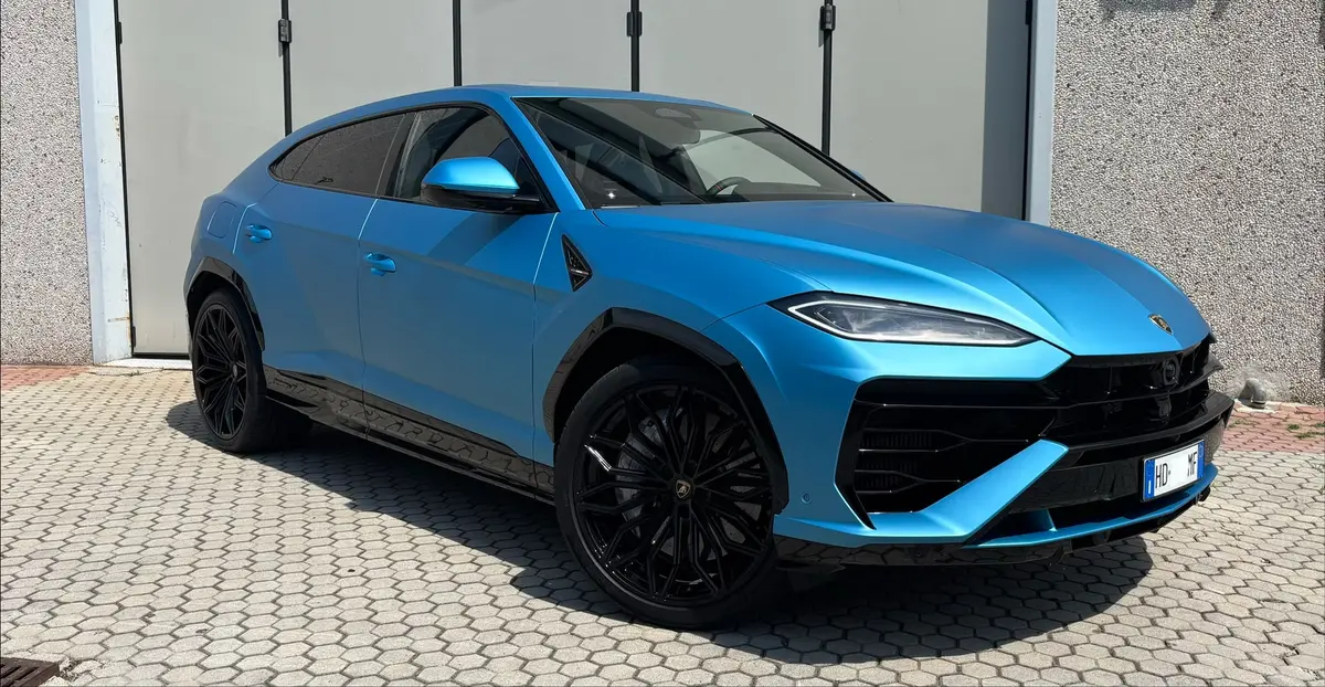 Lamborghini Urus SE 2025 — Nice Super Car Rental, Nice. Le Lamborghini Urus SE marie la carrosserie SUV à une mécanique de 800 chevaux, une…