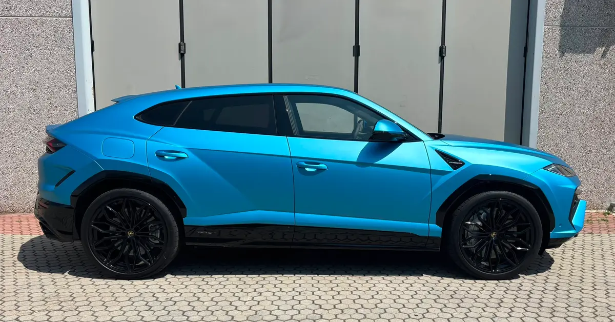 Lamborghini Urus SE 2025, extérieur — Nice Super Car Rental, Nice. Le Lamborghini Urus SE marie la carrosserie SUV à une mécanique de 800 chevaux, une…
