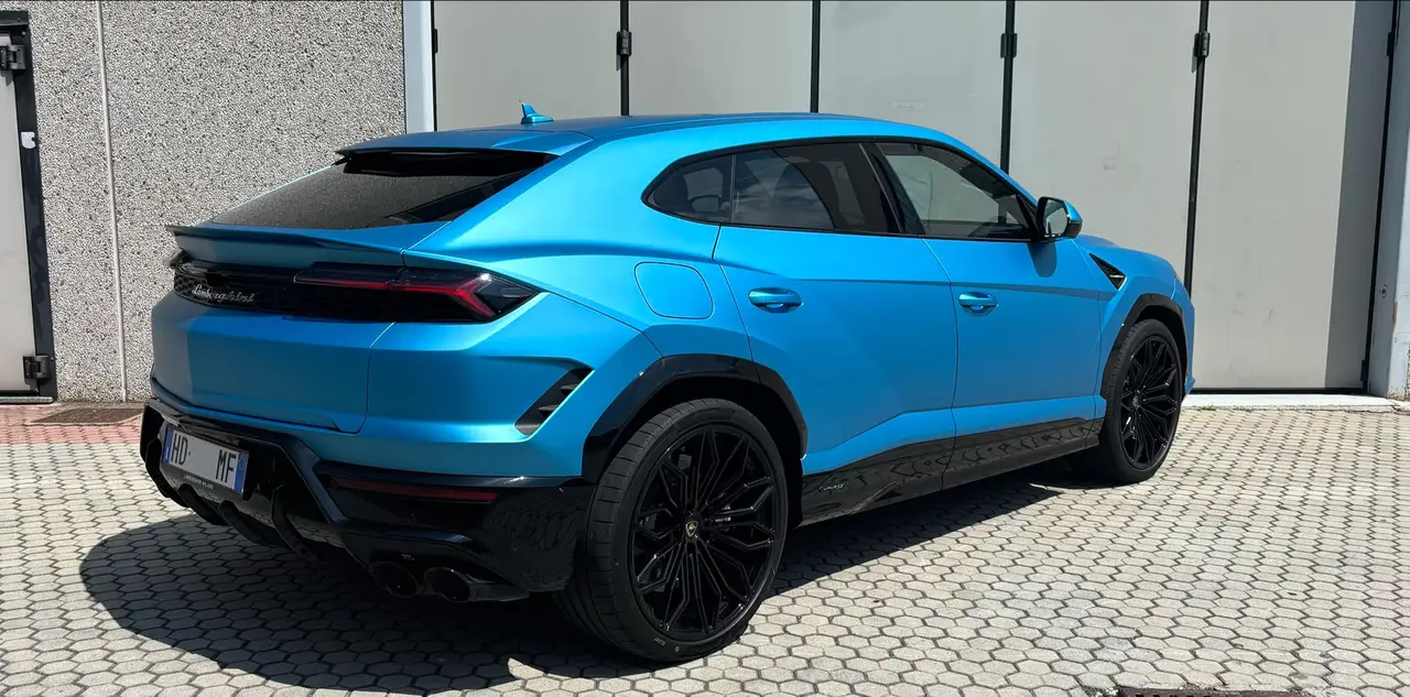Lamborghini Urus SE 2025, vue avant — Nice Super Car Rental, Nice. Le Lamborghini Urus SE marie la carrosserie SUV à une mécanique de 800 chevaux, une…