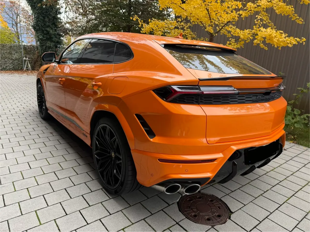 Lamborghini URUS SE 2025, extérieur — Nice Super Car Rental, Nice. Le Lamborghini URUS SE conserve la ligne tendue et l'aplomb visuel de la gamme…