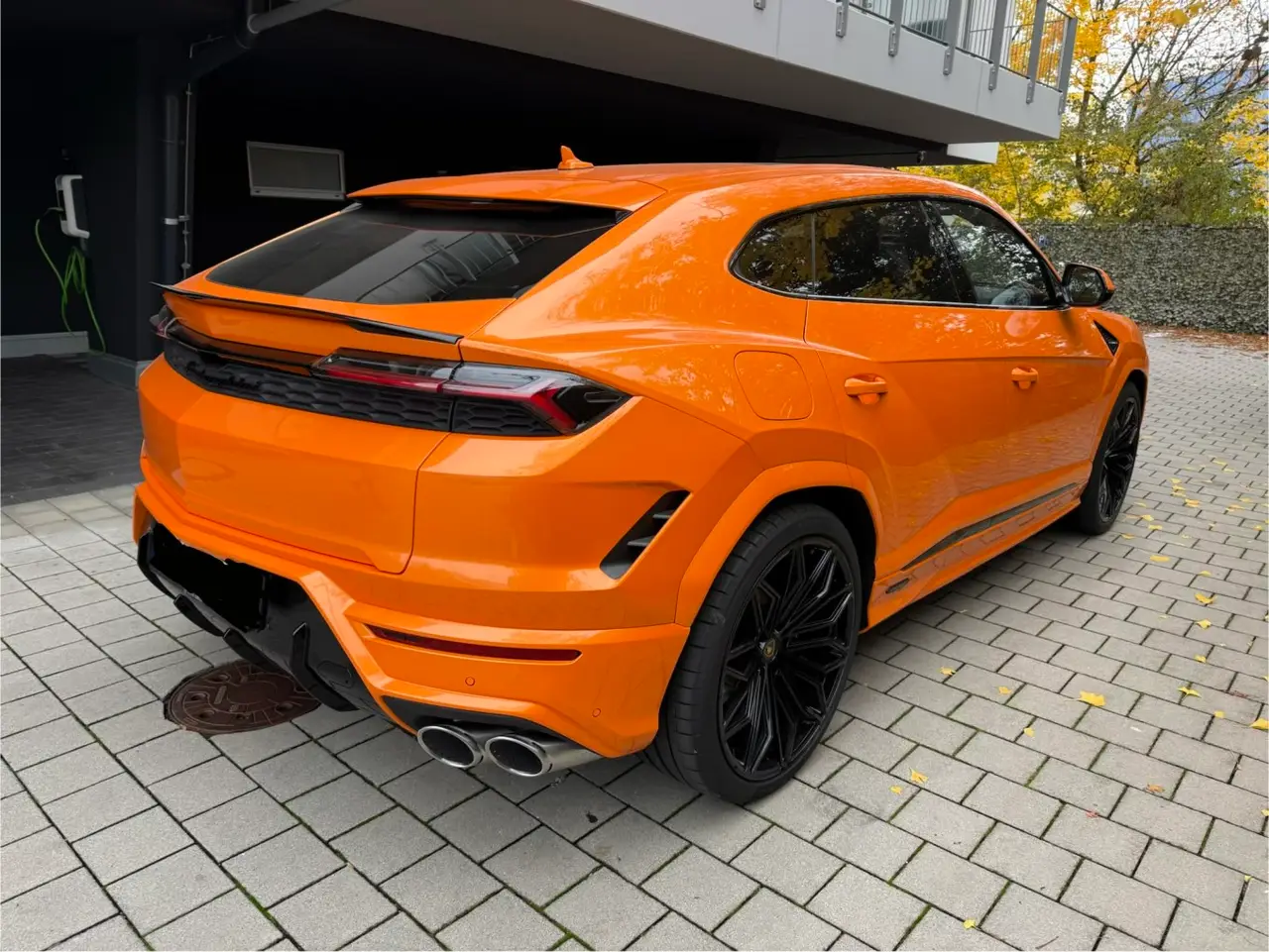 Lamborghini URUS SE 2025, vue avant — Nice Super Car Rental, Nice. Le Lamborghini URUS SE conserve la ligne tendue et l'aplomb visuel de la gamme…