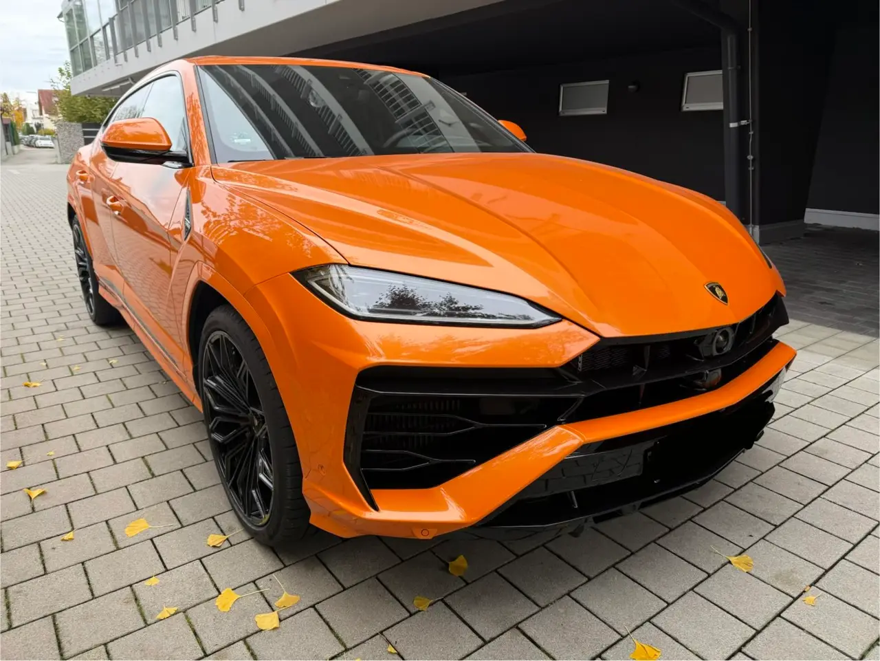 Lamborghini URUS SE 2025, vue arrière — Nice Super Car Rental, Nice. Le Lamborghini URUS SE conserve la ligne tendue et l'aplomb visuel de la gamme…