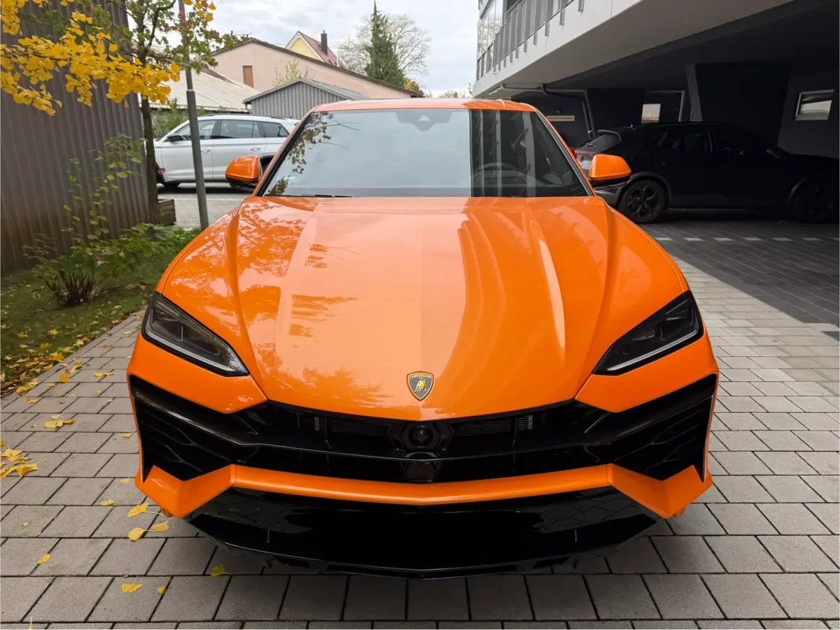 Lamborghini URUS SE 2025 — Nice Super Car Rental, Nice. Le Lamborghini URUS SE conserve la ligne tendue et l'aplomb visuel de la gamme…