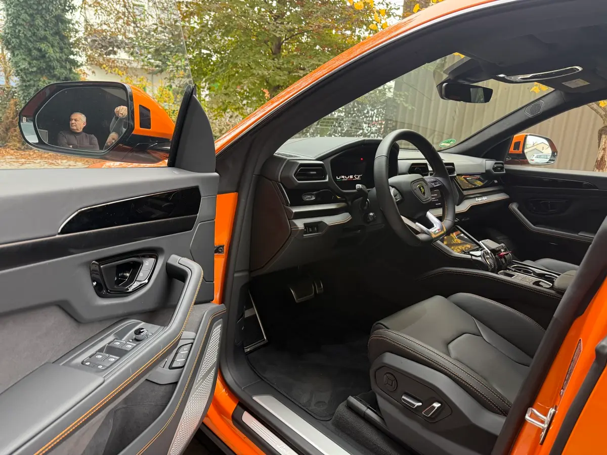 Lamborghini URUS SE 2025, intérieur — Nice Super Car Rental, Nice. Le Lamborghini URUS SE conserve la ligne tendue et l'aplomb visuel de la gamme…
