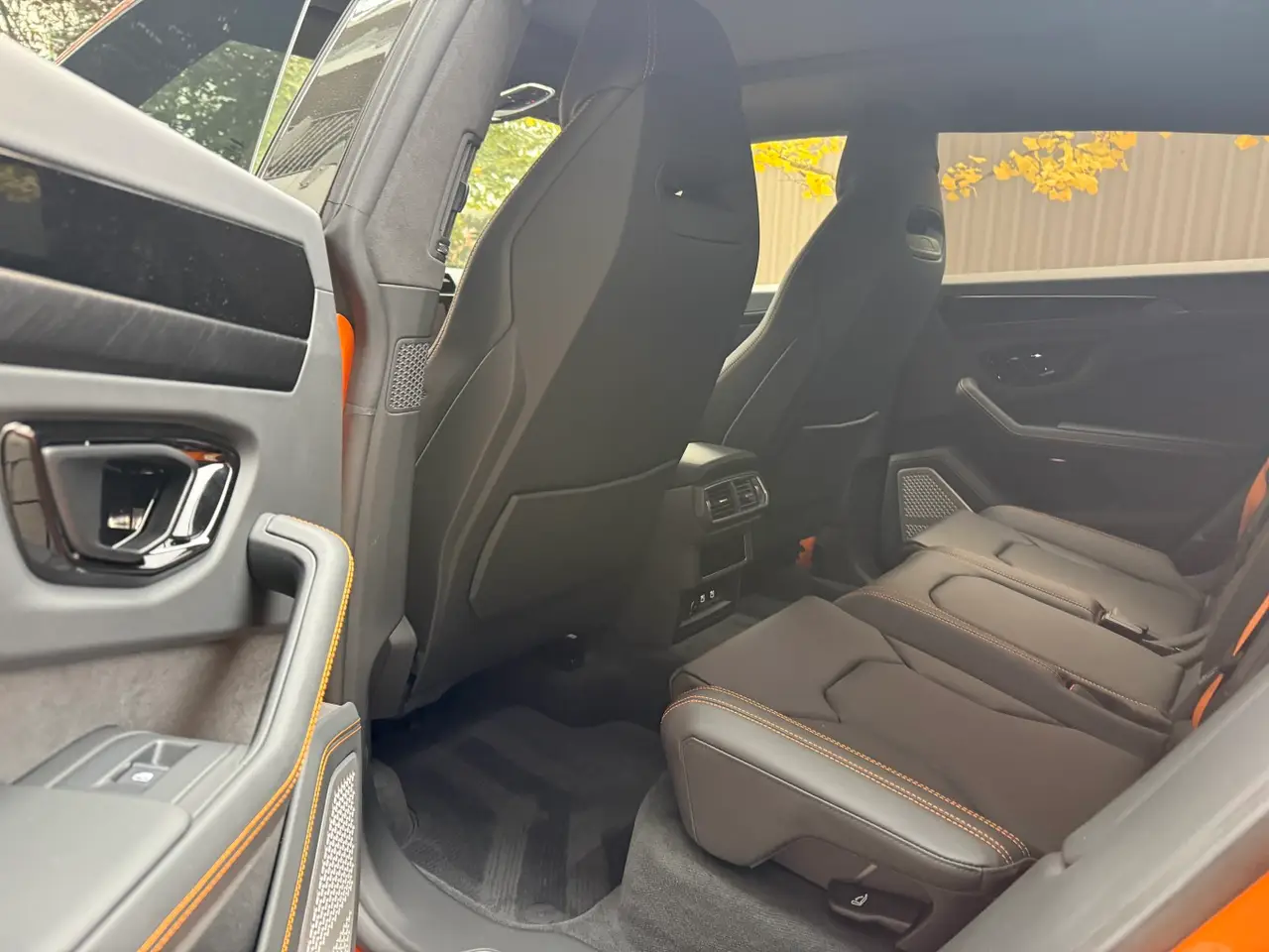 Lamborghini URUS SE 2025, tableau de bord — Nice Super Car Rental, Nice. Le Lamborghini URUS SE conserve la ligne tendue et l'aplomb visuel de la gamme…