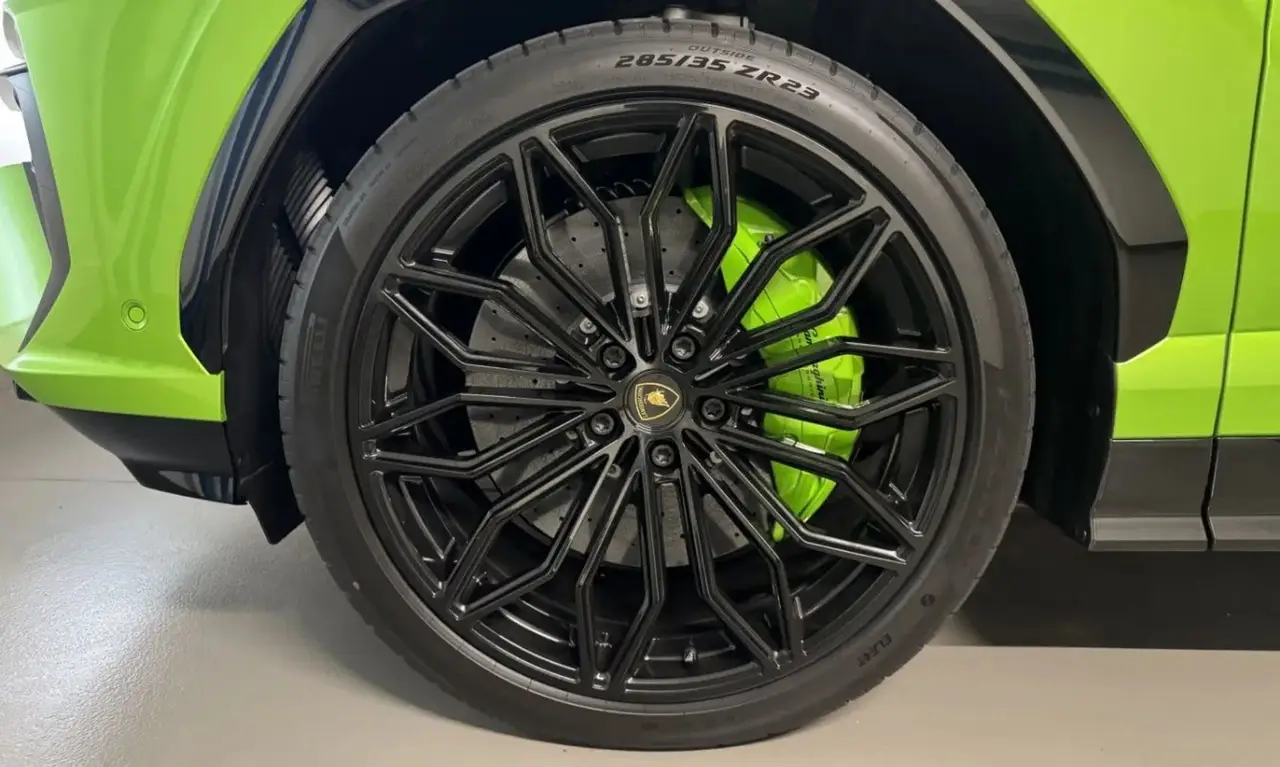 Lamborghini Urus SE 2026, extérieur — Nice Super Car Rental, Nice. Le Lamborghini Urus SE conjugue le format SUV et la puissance d'une sportive : 800…