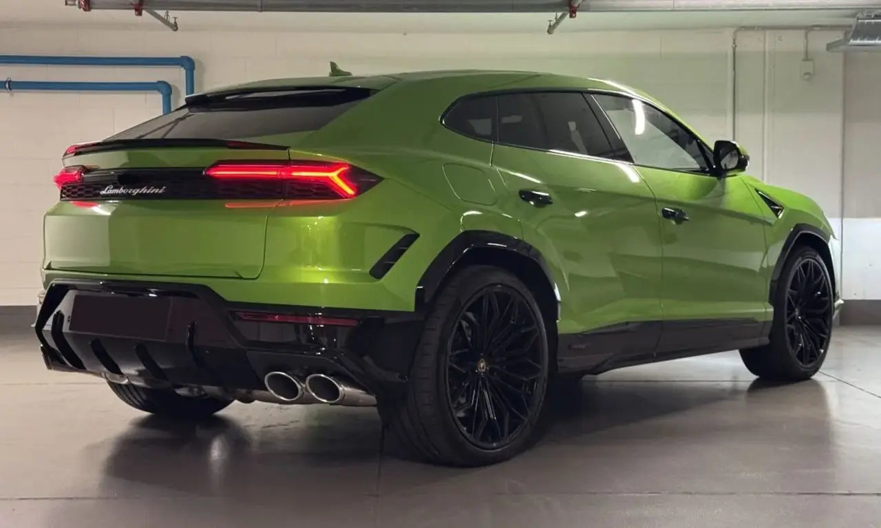 Lamborghini Urus SE 2026, vue avant — Nice Super Car Rental, Nice. Le Lamborghini Urus SE conjugue le format SUV et la puissance d'une sportive : 800…