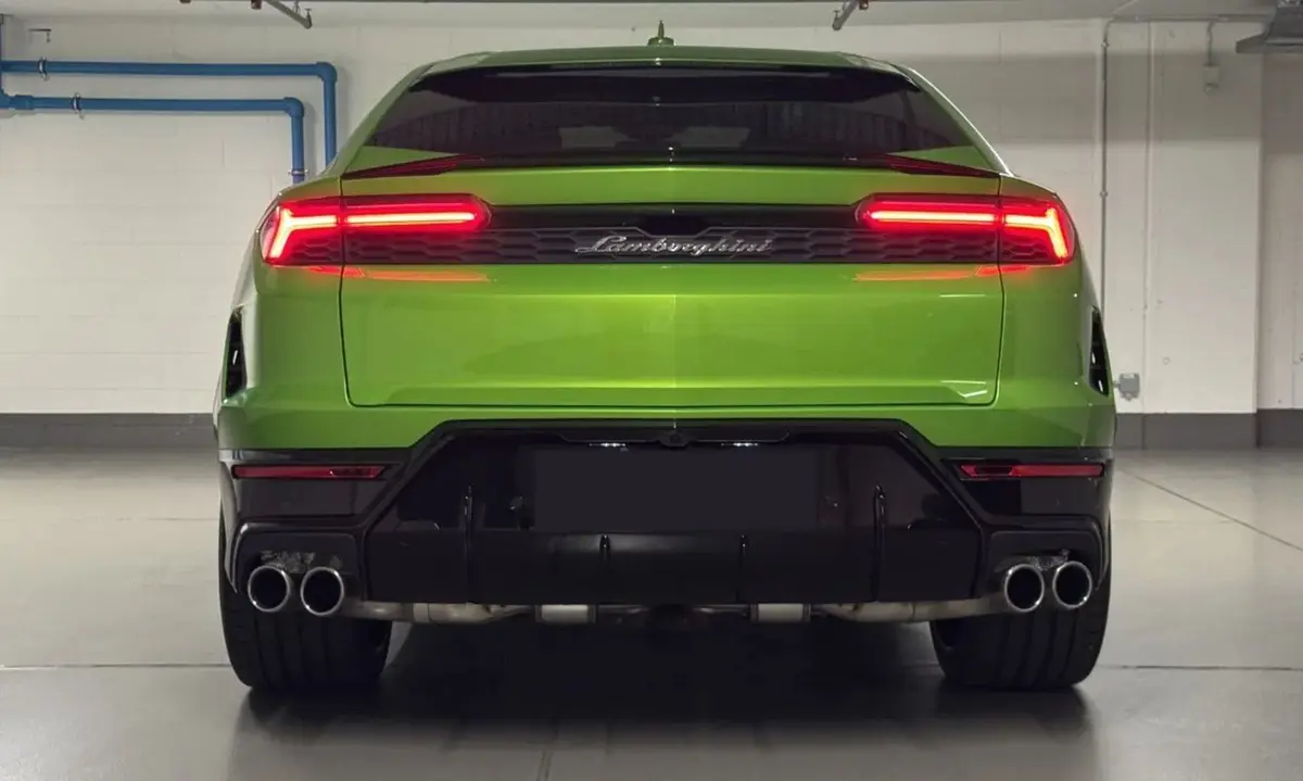 Lamborghini Urus SE 2026, vue arrière — Nice Super Car Rental, Nice. Le Lamborghini Urus SE conjugue le format SUV et la puissance d'une sportive : 800…