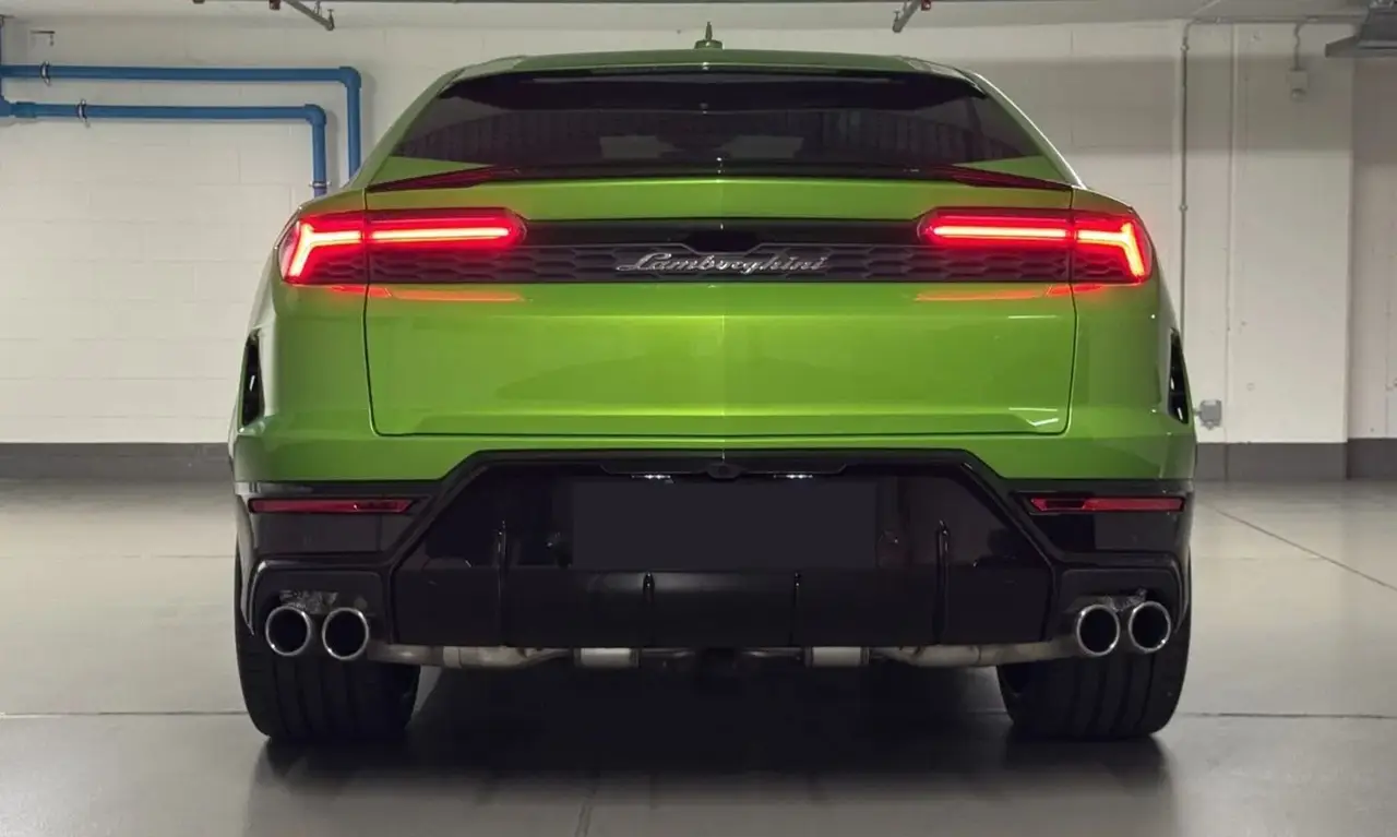 Lamborghini Urus SE 2026, vue arrière — Nice Super Car Rental, Nice. Le Lamborghini Urus SE conjugue le format SUV et la puissance d'une sportive : 800…