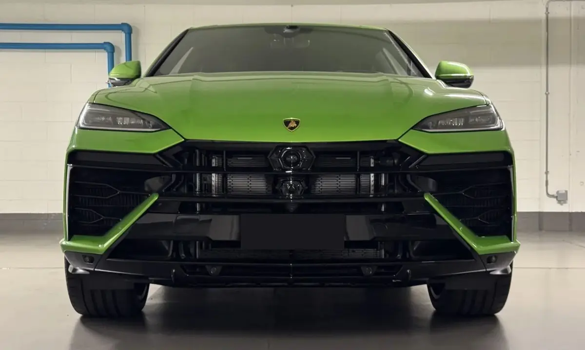 Lamborghini Urus SE 2026, intérieur — Nice Super Car Rental, Nice. Le Lamborghini Urus SE conjugue le format SUV et la puissance d'une sportive : 800…