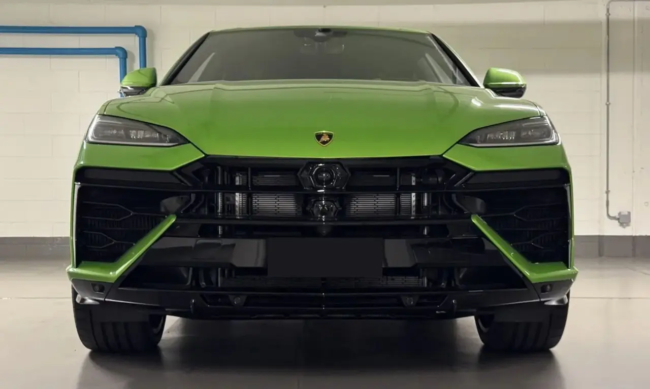 Lamborghini Urus SE 2026, intérieur — Nice Super Car Rental, Nice. Le Lamborghini Urus SE conjugue le format SUV et la puissance d'une sportive : 800…