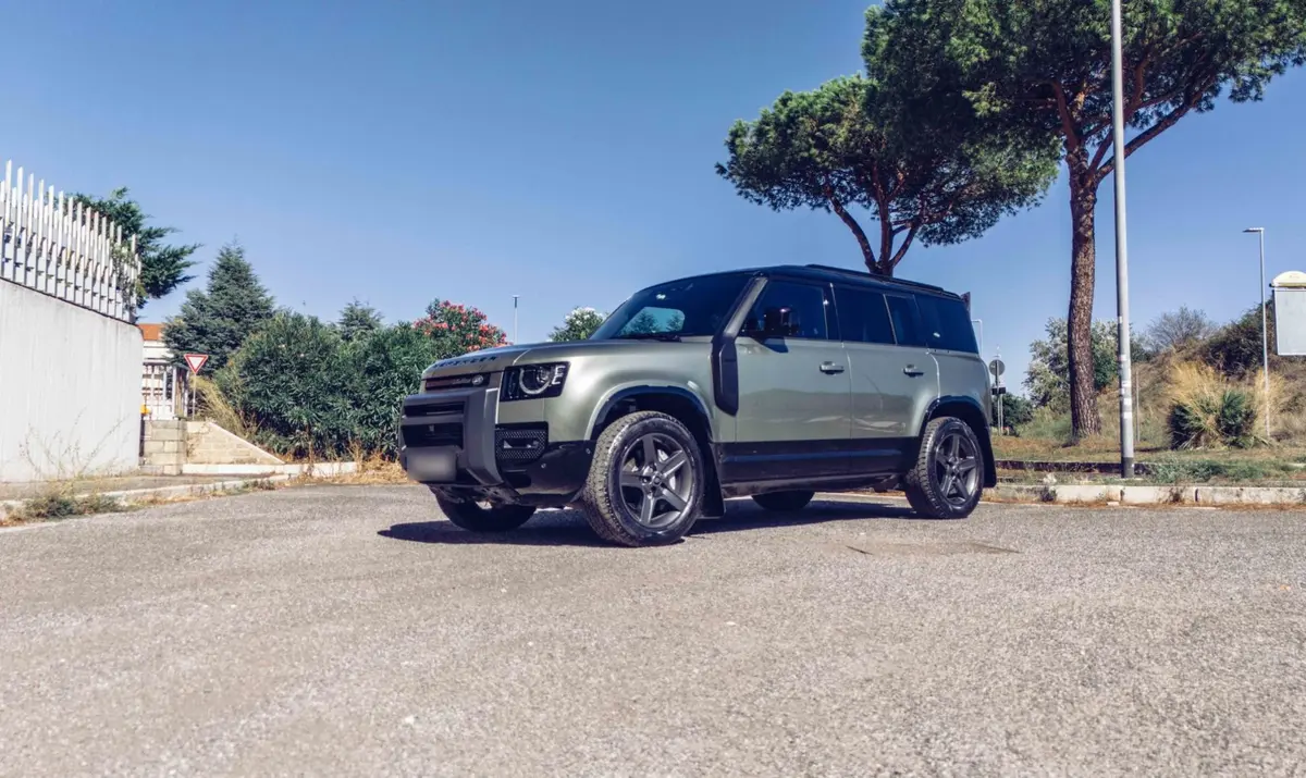 Land Rover Defender X-Dynamic 7 seater 2024 — Nice Super Car Rental, Ницца. Land Rover Defender X-Dynamic 2024 года — семиместный внедорожник с двигателем на 300…