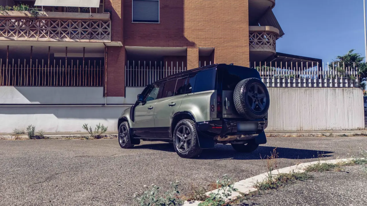 Land Rover Defender X-Dynamic 7 seater 2024, вид спереди — Nice Super Car Rental, Ницца. Land Rover Defender X-Dynamic 2024 года — семиместный внедорожник с двигателем на 300…