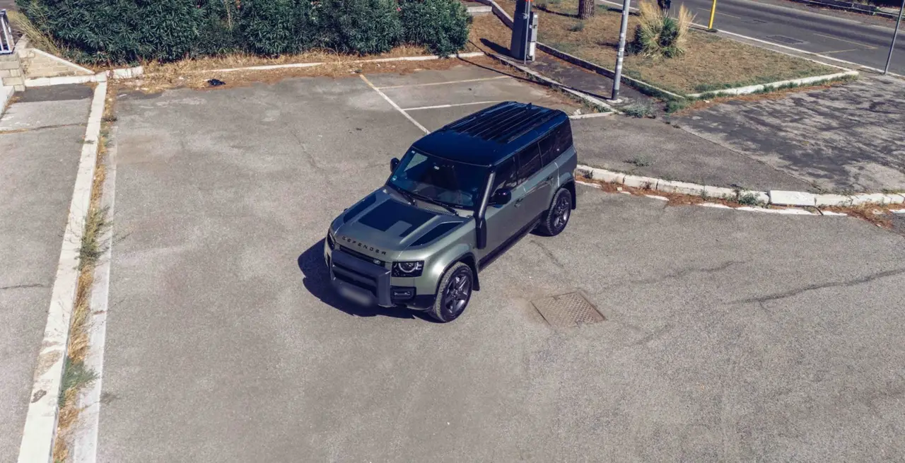 Land Rover Defender X-Dynamic 7 seater 2024, вид сзади — Nice Super Car Rental, Ницца. Land Rover Defender X-Dynamic 2024 года — семиместный внедорожник с двигателем на 300…