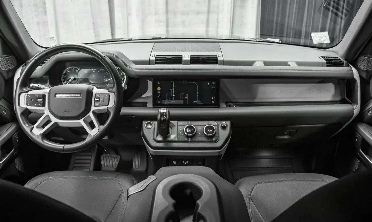 Land Rover Defender X-Dynamic 7 seater 2024, приборная панель — Nice Super Car Rental, Ницца. Land Rover Defender X-Dynamic 2024 года — семиместный внедорожник с двигателем на 300…