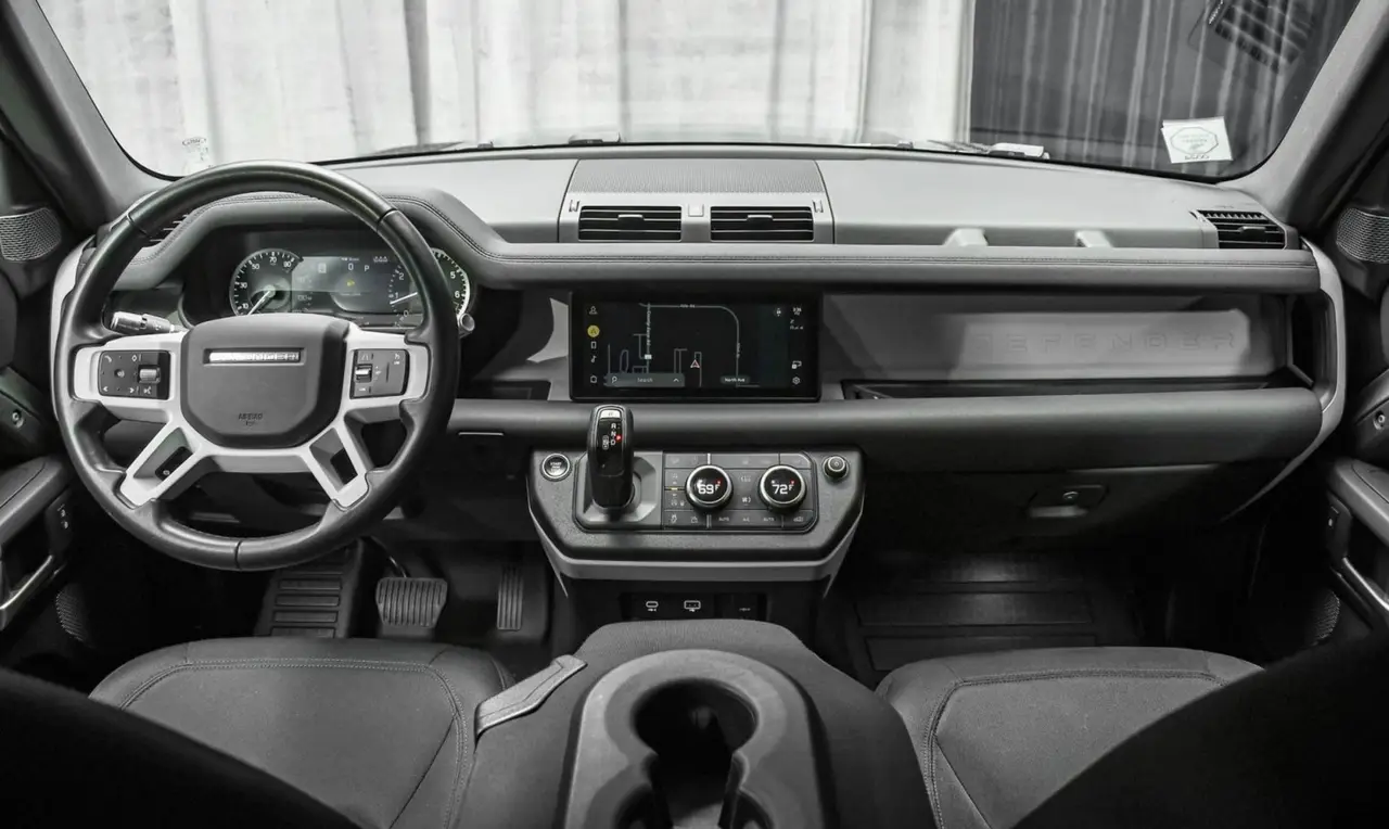 Land Rover Defender X-Dynamic 7 seater 2024, приборная панель — Nice Super Car Rental, Ницца. Land Rover Defender X-Dynamic 2024 года — семиместный внедорожник с двигателем на 300…