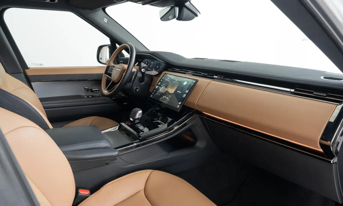 Land Rover Range Rover Sport 2025, extérieur — Nice Super Car Rental, Nice. Le Range Rover Sport 2025 s'adresse à ceux qui veulent un SUV capable d'assumer aussi…