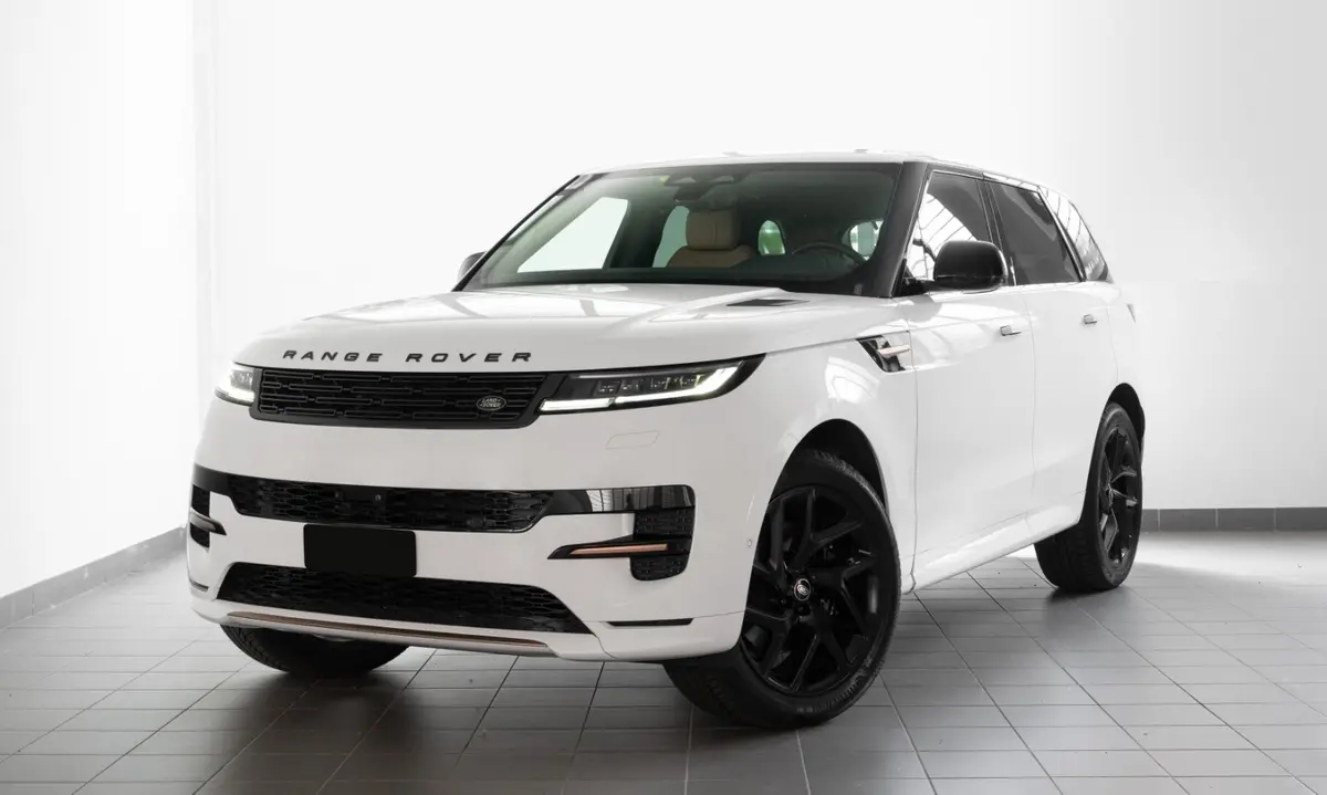 Land Rover Range Rover Sport 2025, vue arrière — Nice Super Car Rental, Nice. Le Range Rover Sport 2025 s'adresse à ceux qui veulent un SUV capable d'assumer aussi…