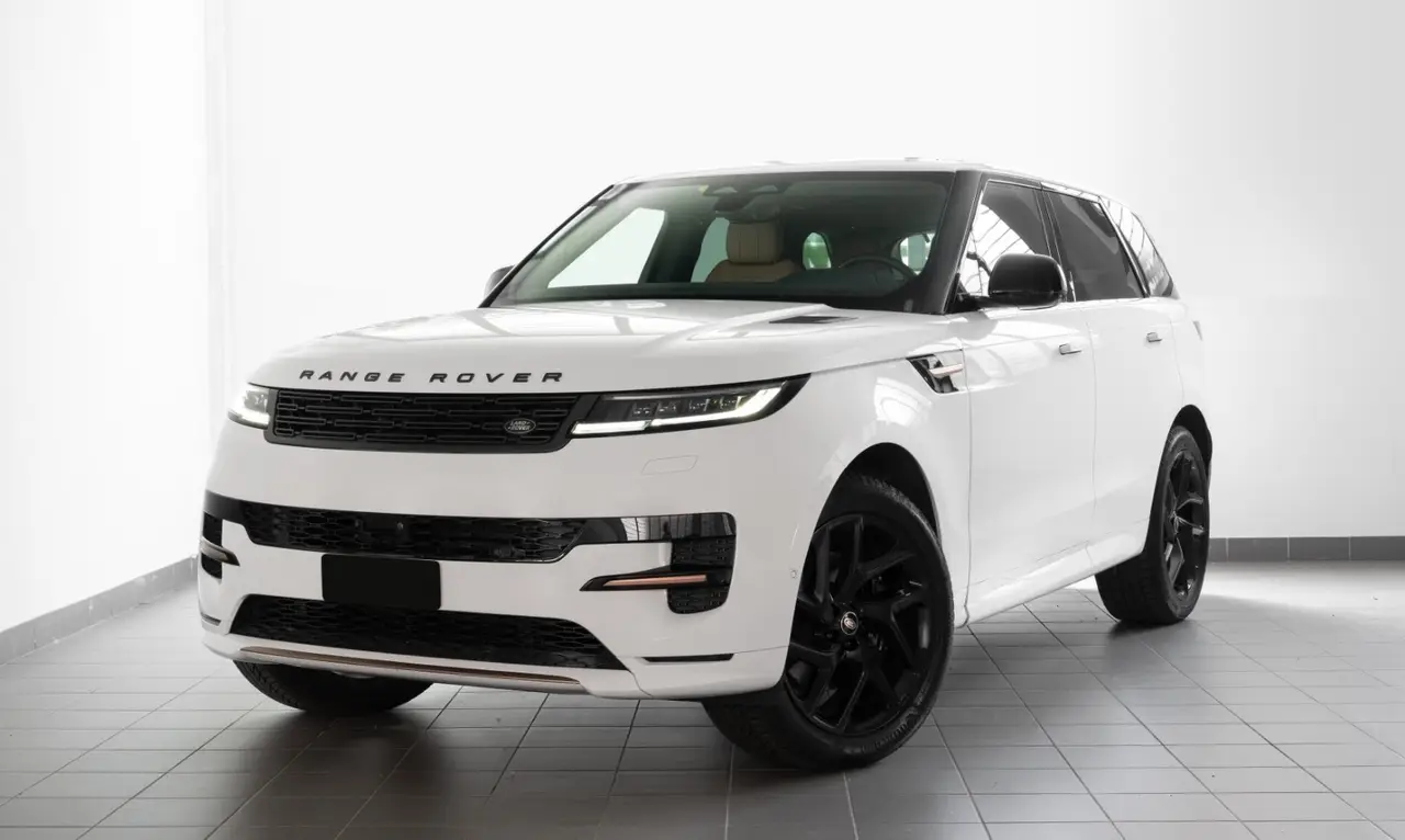 Land Rover Range Rover Sport 2025, vue arrière — Nice Super Car Rental, Nice. Le Range Rover Sport 2025 s'adresse à ceux qui veulent un SUV capable d'assumer aussi…