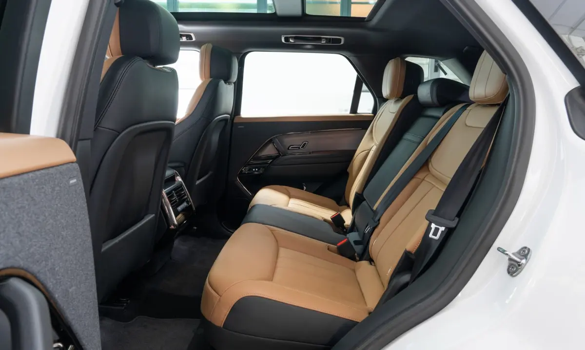 Land Rover Range Rover Sport 2025, profil latéral — Nice Super Car Rental, Nice. Le Range Rover Sport 2025 s'adresse à ceux qui veulent un SUV capable d'assumer aussi…