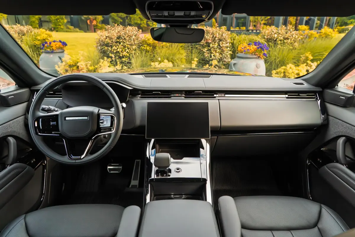 Land Rover Range Rover Sport Dynamic SE 2025, vue avant — Nice Super Car Rental, Nice. Le Range Rover Sport Dynamic SE 2025 associe une carrosserie SUV cinq places à un moteur…