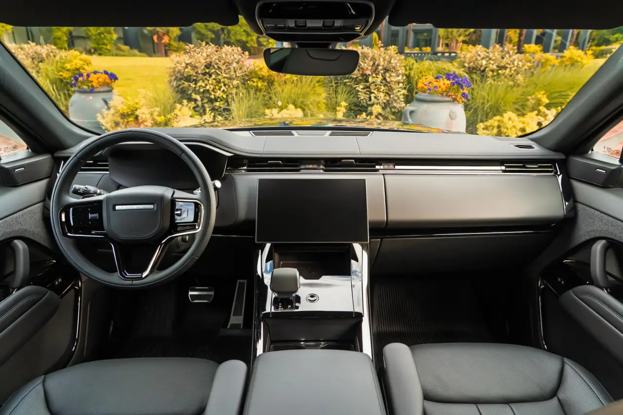 Land Rover Range Rover Sport Dynamic SE 2025, vue avant — Nice Super Car Rental, Nice. Le Range Rover Sport Dynamic SE 2025 associe une carrosserie SUV cinq places à un moteur…