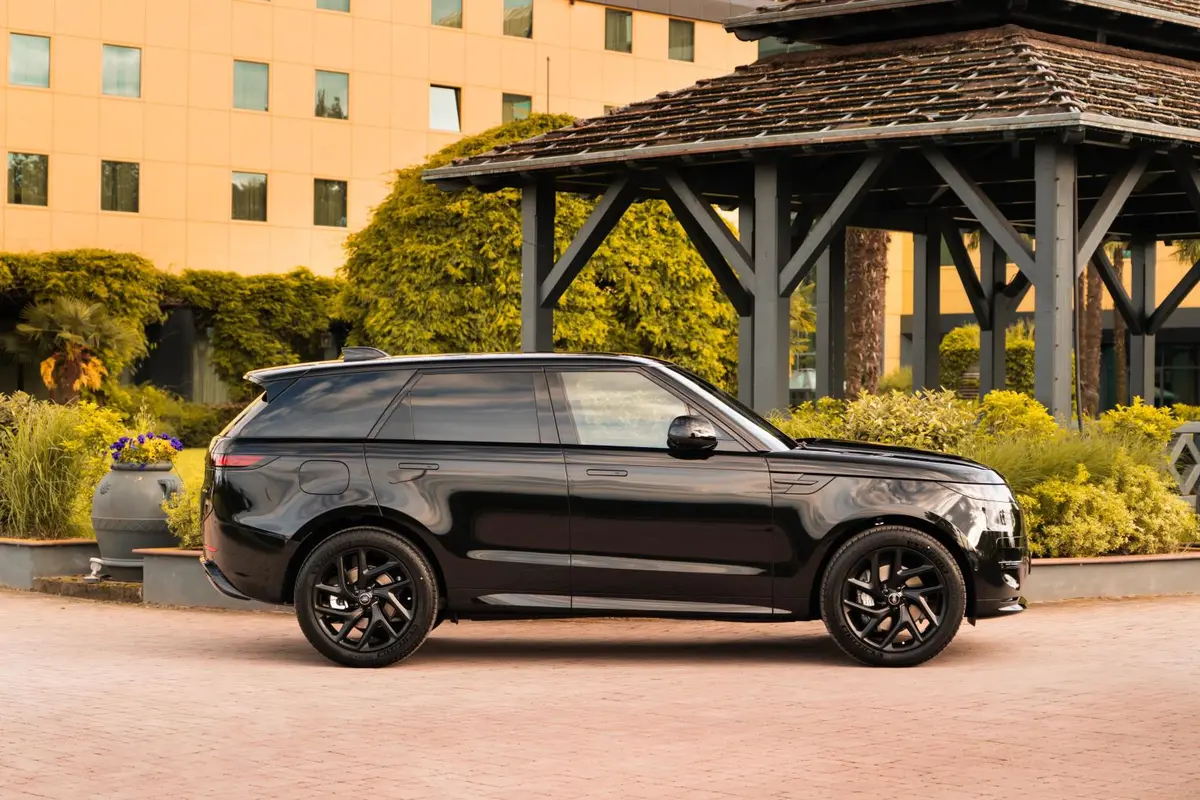 Land Rover Range Rover Sport Dynamic SE 2025, extérieur — Nice Super Car Rental, Nice. Le Range Rover Sport Dynamic SE 2025 associe une carrosserie SUV cinq places à un moteur…